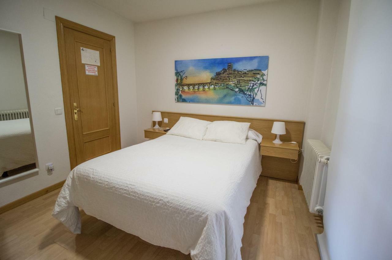 Pension Oasis Самора Экстерьер фото