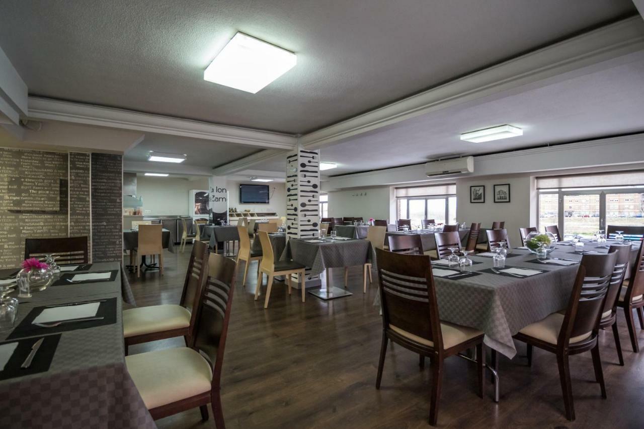Pension Oasis Самора Экстерьер фото
